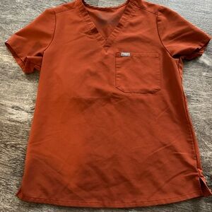 Figs one pocket scrub top in limited edition auburn color